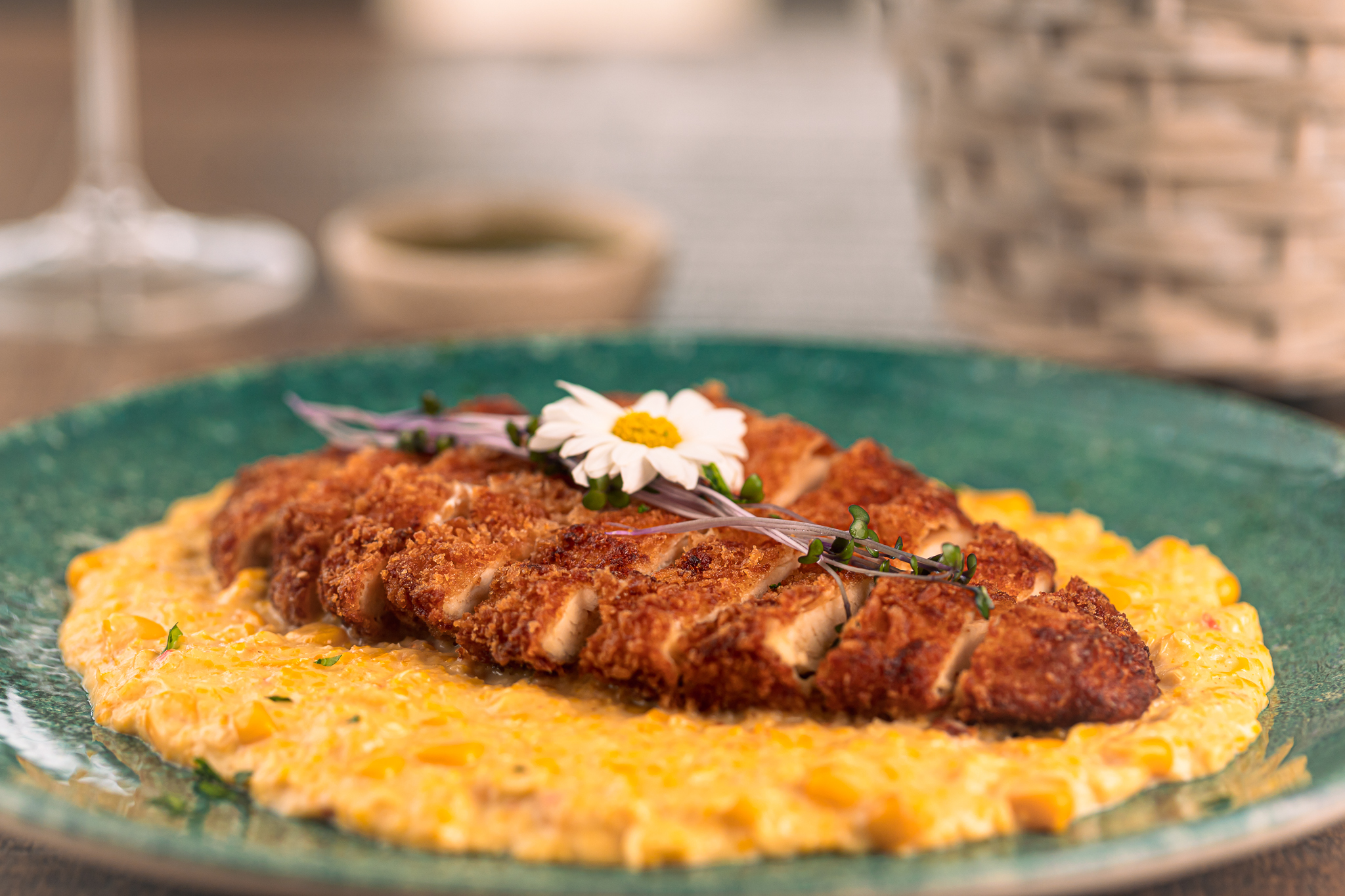 Frango crocante com creme de milho e pesto